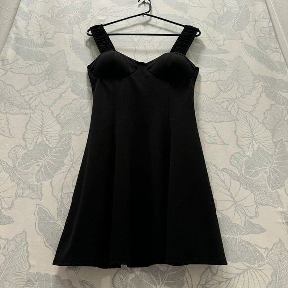 Large Short Black Dress with Exaggerated Décolletage - Picture 8 of 10
